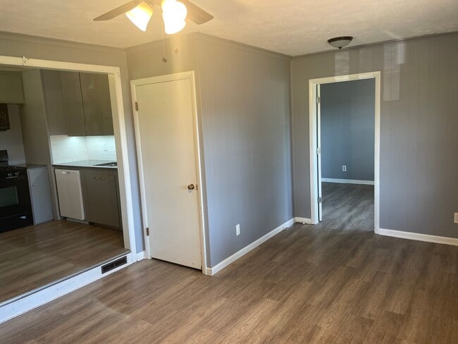 Photo - 403 E 2nd St