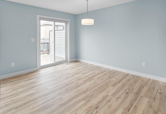 Photo - 1358 Erker Cres NW