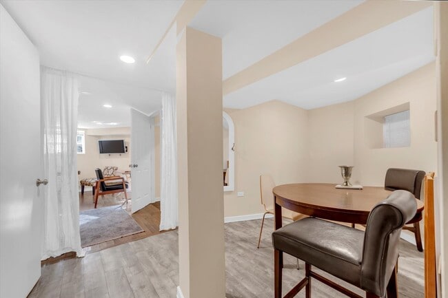 Photo - 2212 W Iowa St Unidad G