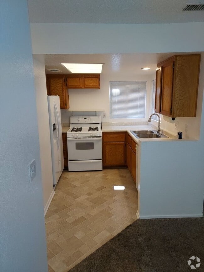 Building Photo - SINGLE STORY TOWN HOME 3 BEDROOM 2 BATH WI...