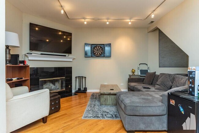 Building Photo - 2 bedroom in Chicago IL 60657 Unit B Rental