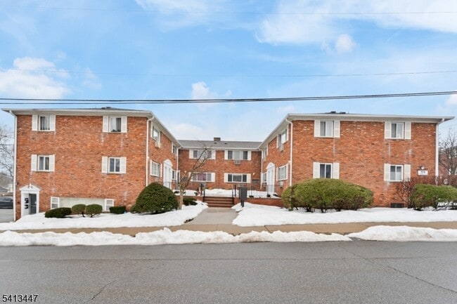 Building Photo - 104 N Beverwyck Rd