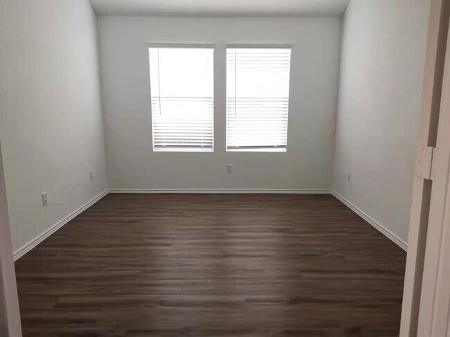 Photo - 105 Bear Oak St