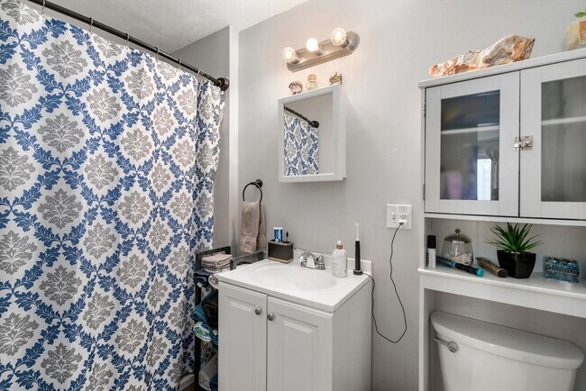 34 Esther St Unit 2