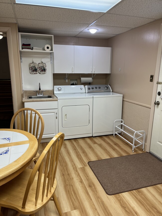 Photo - 4311 Edwinstowe Ave Unidad Furnished Apartment