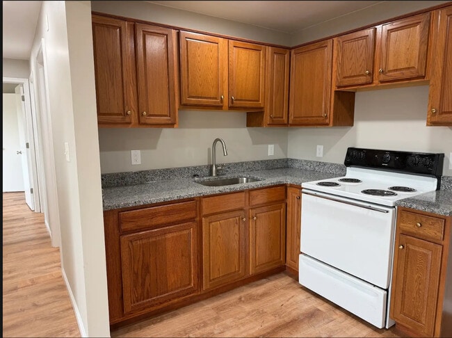 Photo - 5660 - 5670 Lancaster St