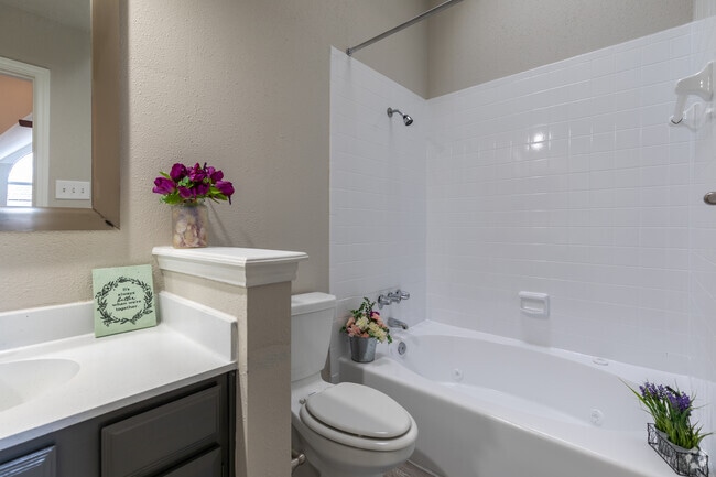 Magnolia - Upstairs Bathroom - Arbor Point