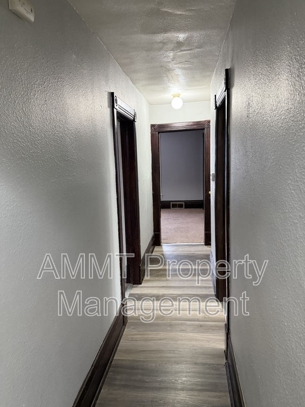 Photo - 723 W 1st St