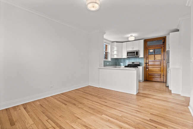Photo - 5408 W George St Unit 2