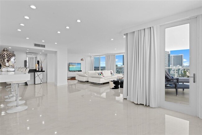 Building Photo - 2751 S Ocean Dr Unit N8PH