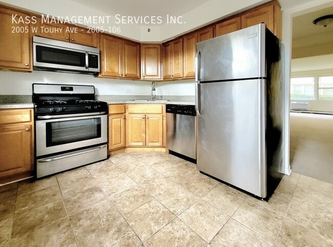 Building Photo - 2005 W Touhy Ave Unit 2005-106 Rental