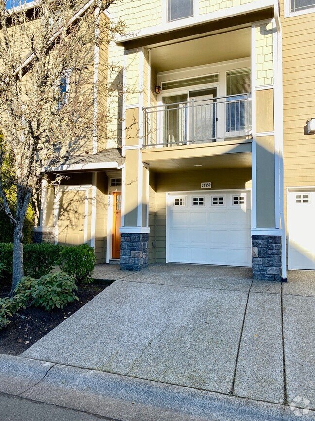 Building Photo - 2 Bed Townhome in a West Linn Community wi...