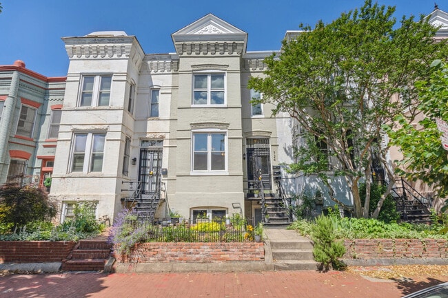 Building Photo - 724 5th ST NE
