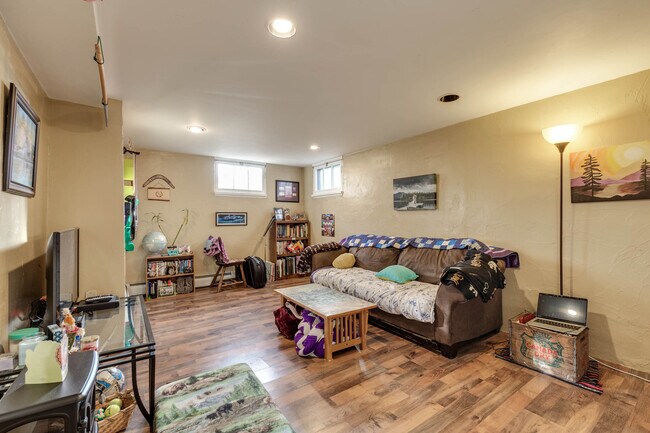 Photo - 809 W Olive St Unidad Basement Apartment