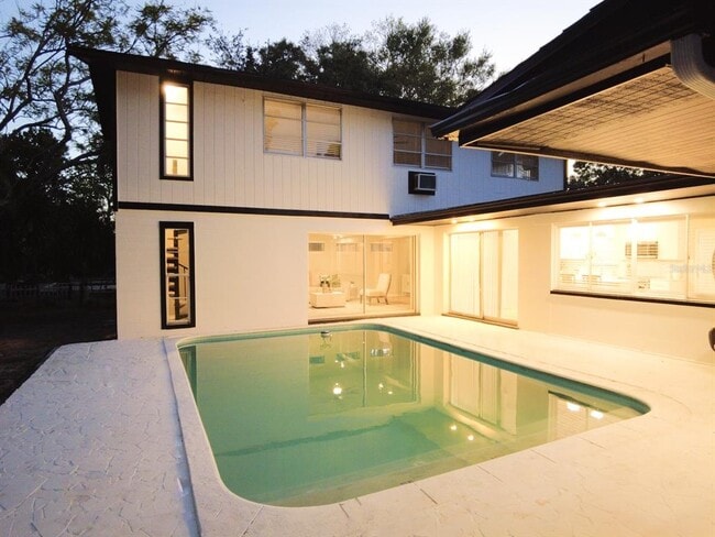 Photo - 405 Shore Dr E