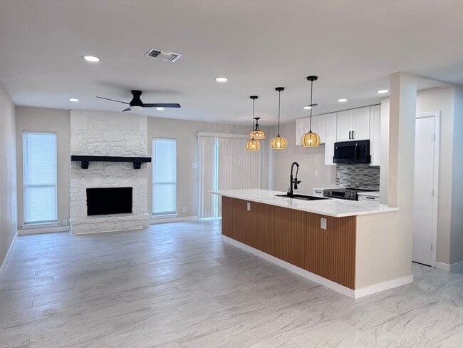 Building Photo - Newly Remodeled 3 Bd | 2 Ba | 2 Car Garage in NW Oxbox! Move In Ready!