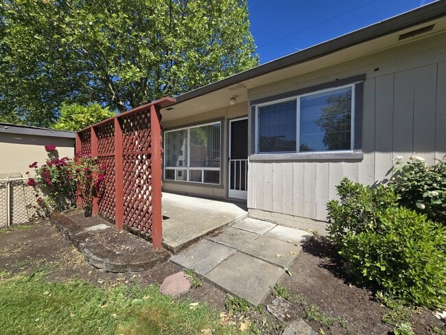 Photo - 751 NE Alameda Ave