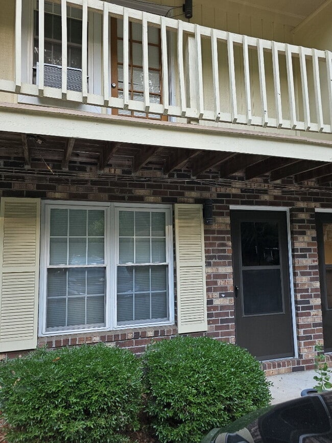 Building Photo - "Charming 2-Bed Townhouse Retreat on Fleming Road – Spacious Comfort in Charleston!" Unit B