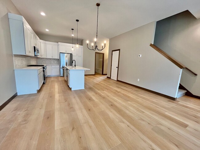 Photo - 5 Bed/2.5 Bath Twinhome For Rent!!