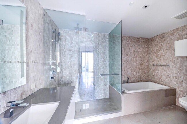 Photo - 88 SW 7th St Unidad 1503