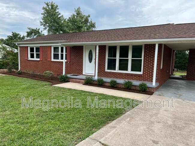 Building Photo - 704 Cardinal Dr