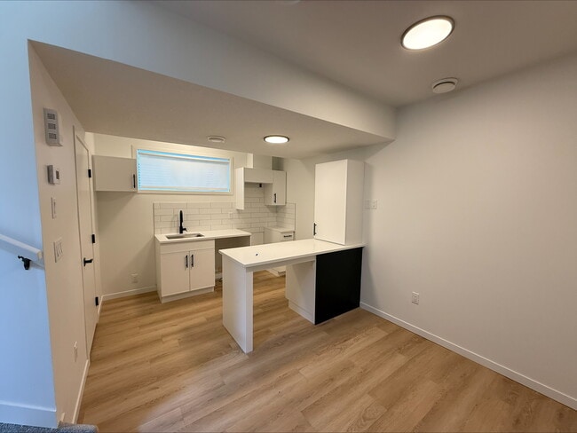 Building Photo - 11814-11839 39 St NW Unit BSMT 11814
