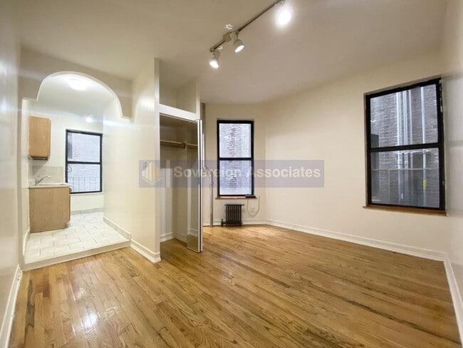 Building Photo - 3135 Broadway