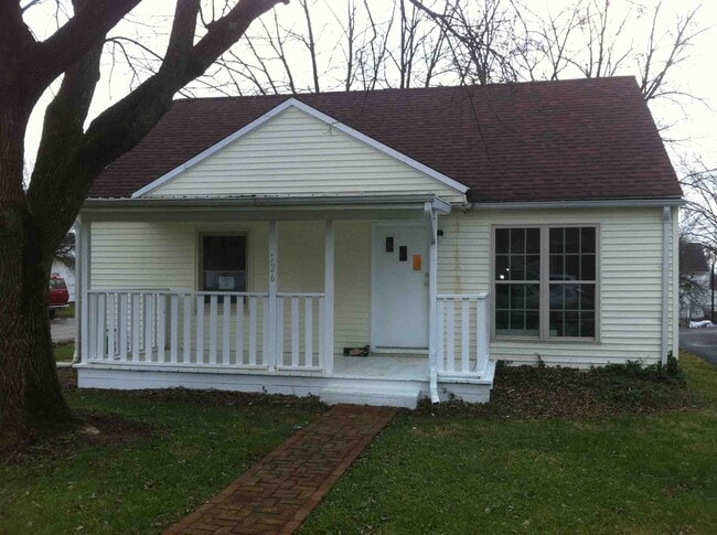 Photo - 3 Bed, 1 Bath w/2 bonus rooms - 5 min from Wright-Patt AFB, Cape Cod style in Riverside