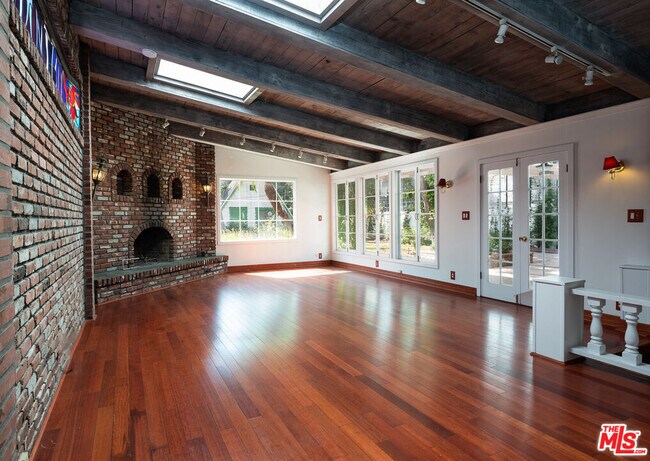 Photo - 14842 Morrison St