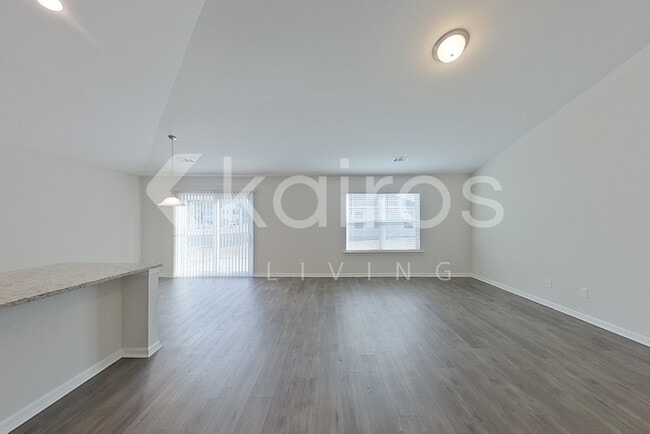 Photo - 107 Lord Effingham Wy