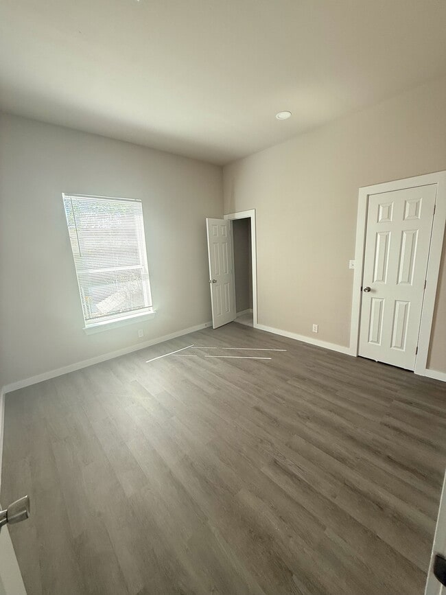 Photo - 1139 E Moman Ave