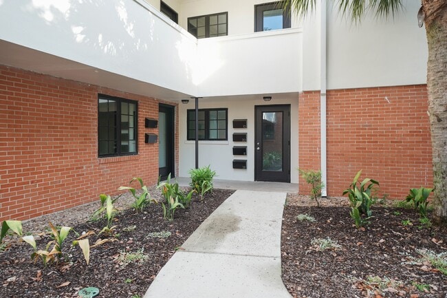Building Photo - 520 Lovett Blvd Unit 2D
