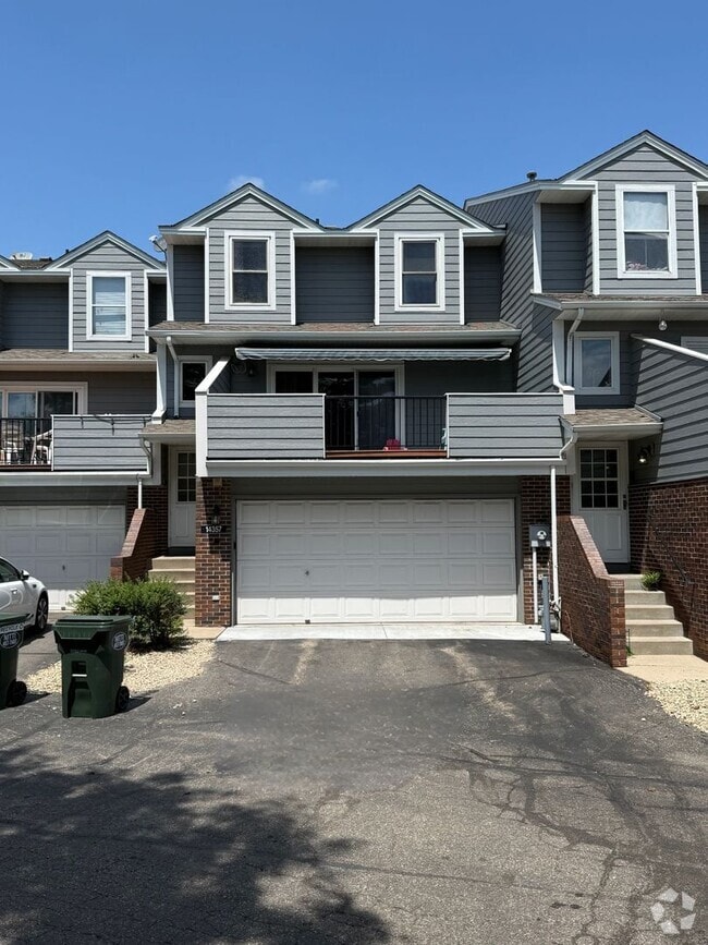 Building Photo - Updated 2 Bed, 2.5 Bath Apple Valley Townh... Rental