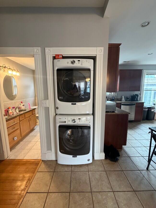 Building Photo - 122 Calumet St Unit 3