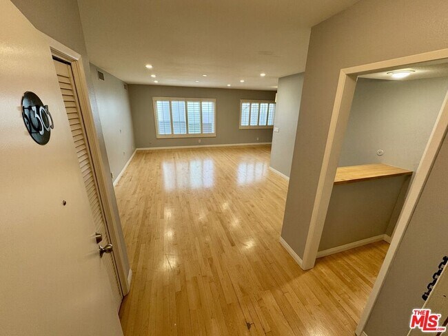 Building Photo - 1250 Kings Rd Unit 303 Rental