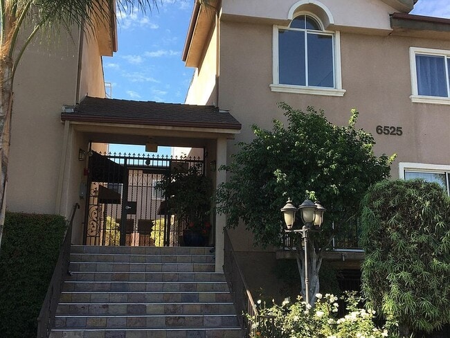 Photo - 6525 Woodman Ave