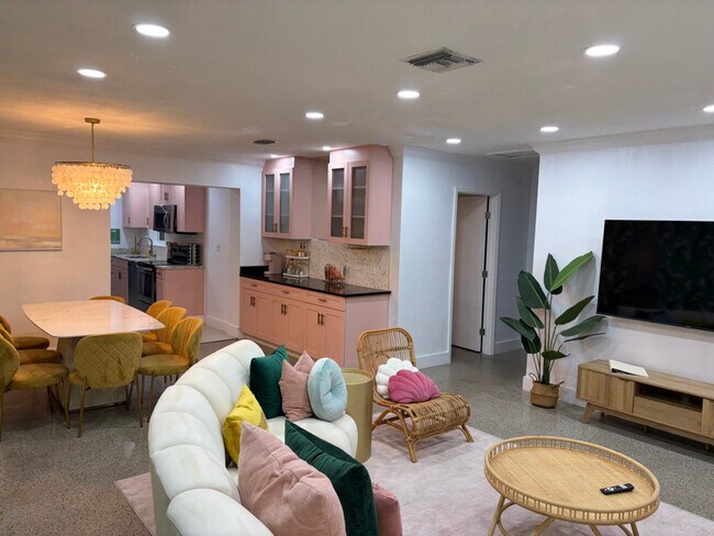 Photo - 305 NE 27th St