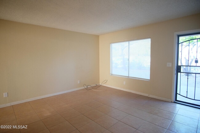 3003 N Euclid Ave