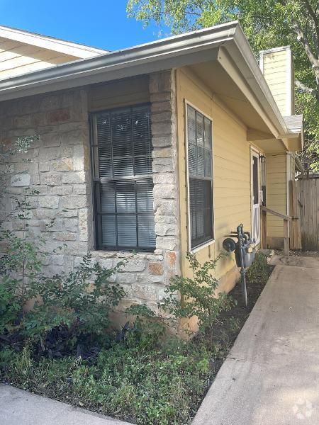 Building Photo - "Charming 3-Bedroom 2-Bath Duplex Retreat ... Rental