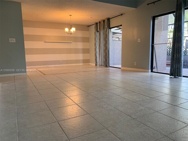 Photo - 305 Bonnie Brae Way
