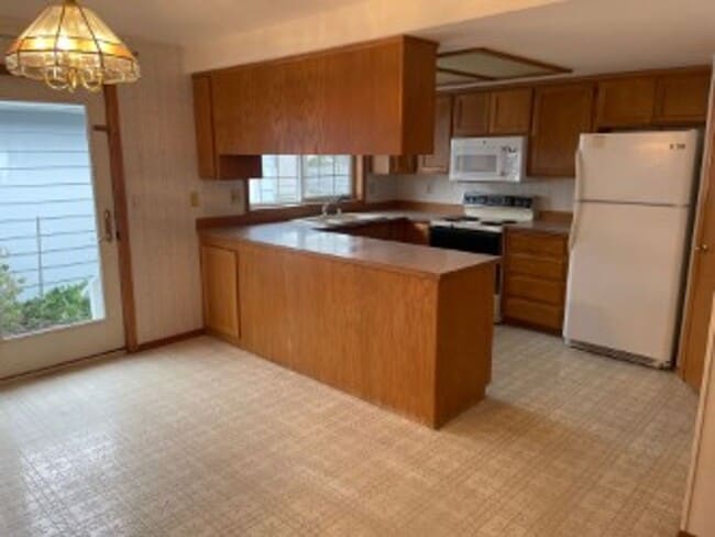 Building Photo - 112 W 2nd St Unit B