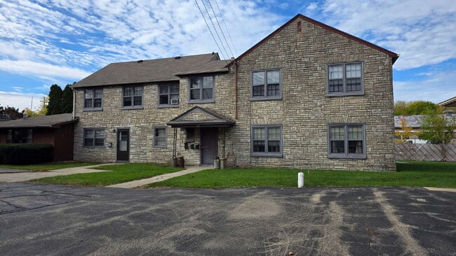 Building Photo - Large 2 Bedroom Upper Apartment in Menasha WI Unit 4