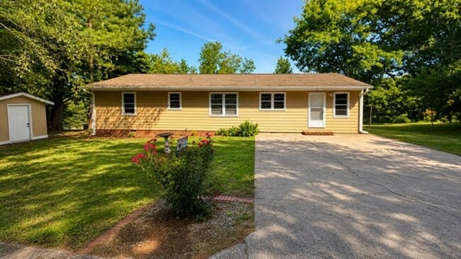 Photo - 3005 Pine Dr NE