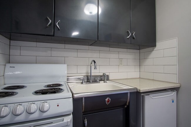 Photo - John's Landing: Mid-Century Studio w/ Walk-Through Closet! Unidad 25