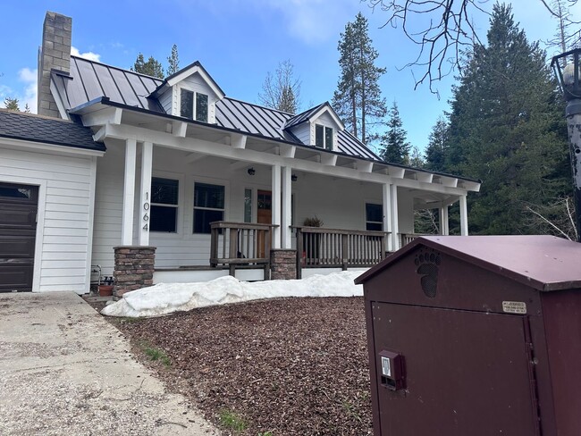Building Photo - Charming, Fully Furnished 4 Bedroom House in Quiet Neighborhood- Pet Friendly!