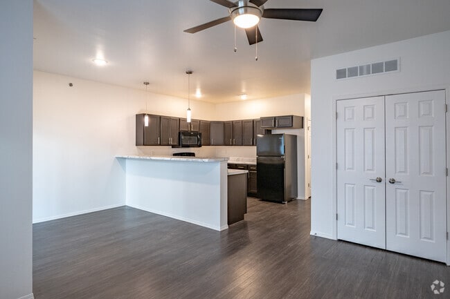 1BR, 1BA - 772SF - Living Room/Kitchen