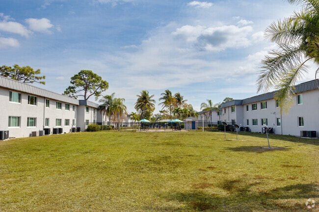 Courtyard - Palm Villas Apartments