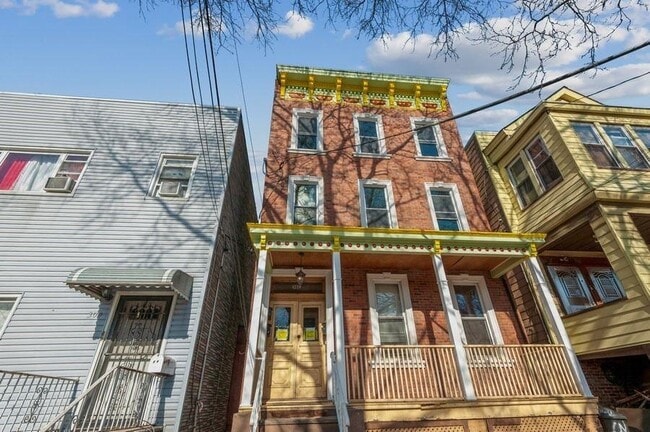 Building Photo - 302 Union St