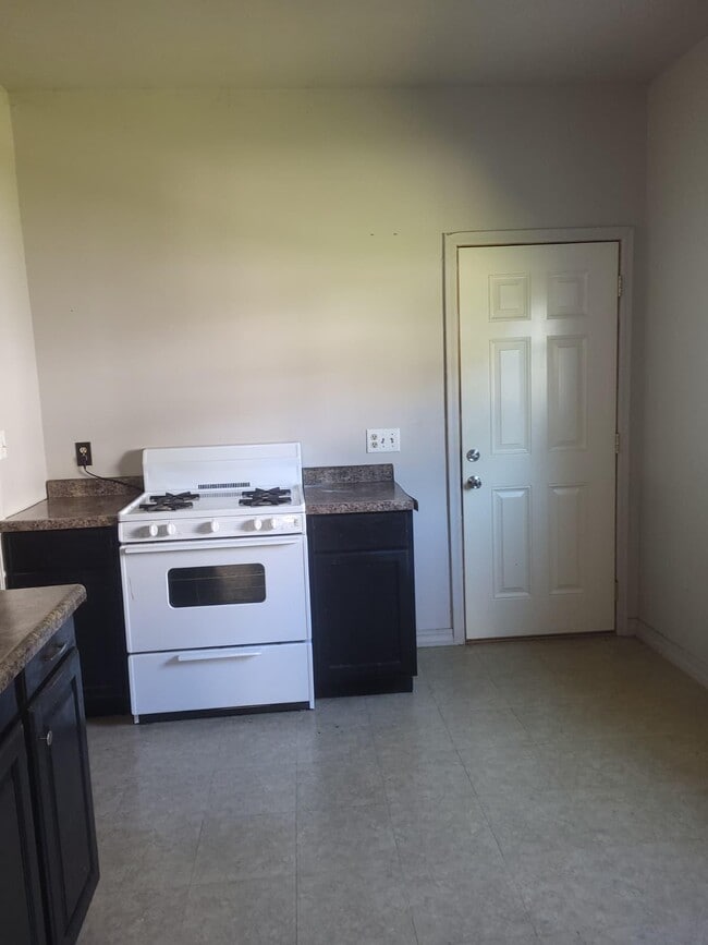 Building Photo - 737 E 4th St Rental