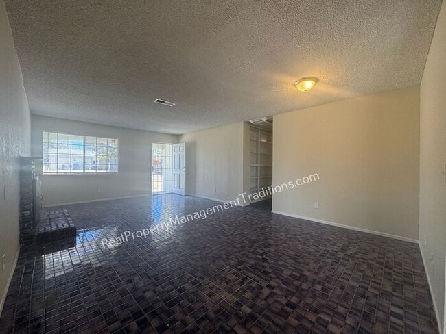 Large Lot 4 + 2 in Lake Los Angeles